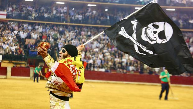 Juan José Padilla, bandera pirata en mano
