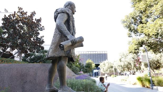La estatua de Cristóbal Colón que ha sido retirada del Grand Park de Los Ángeles (EE.UU.)