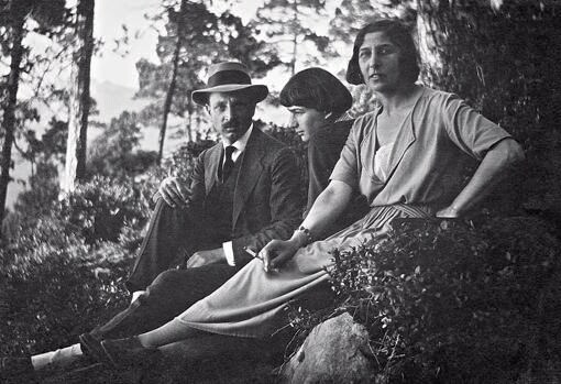 Rainer Marie Rilke con Balthus y Baladine, en el Château de Muzot, 1922. Fondos Balthus