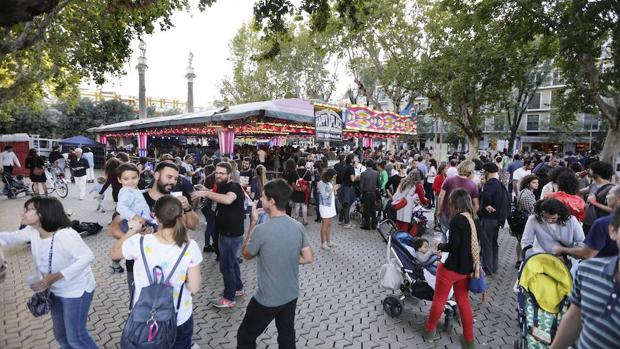 El escenario en una pista de coches de choque es ya un clásico del festival sevillano
