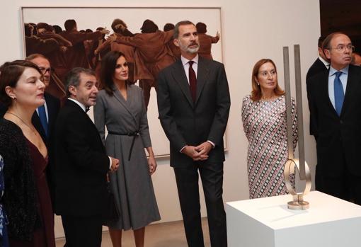 Los Reyes, en la inauguración de la exposición, junto con Rosario Peiró, José Guirao, Manuel Borja-Villel, Ana Pastor y Pío García-Escudero EP