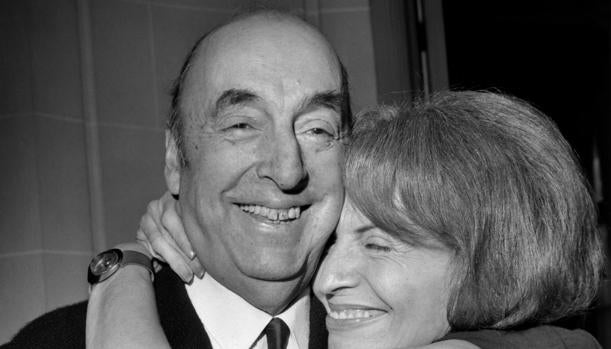 Pablo Neruda con Matilde Urrutia en 1971 tras ganar el Premio Nobel de Literatura