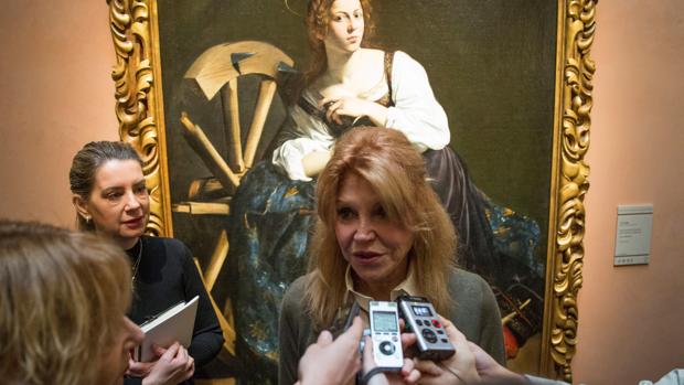 Carmen Thyssen atiende a los medios en el Museo Thyssen con «Santa Catalina de Alejandría» de Caravaggio al fondo