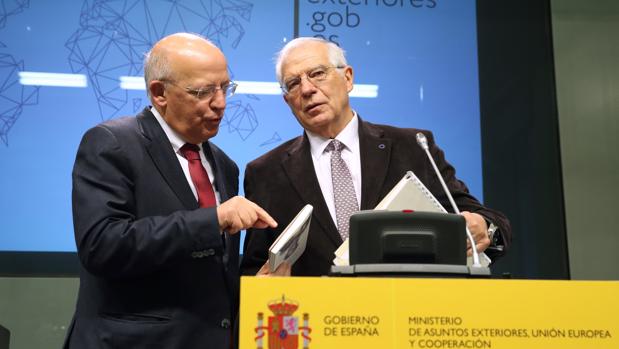 Los ministros de Exteriores de Portugal y España, Augusto Santos Silva y Josep Borrell