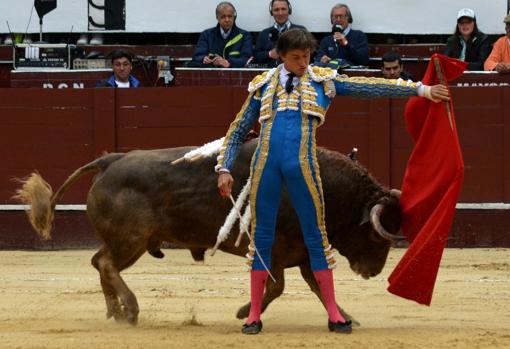Roca Rey, en un pase por la espalda