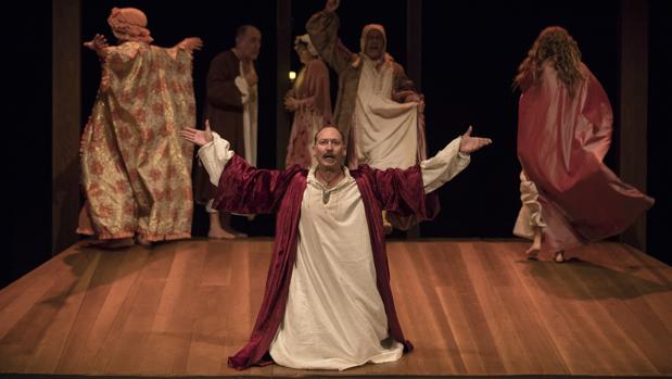 Daniel Albaladejo, en una escena de la comedia «Entre bobos anda el juego»
