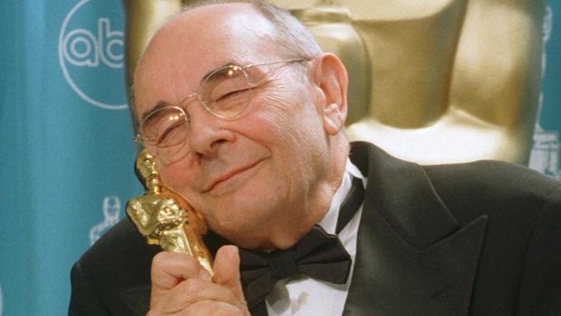 Stanley Donen con su Oscar honorífico en 1998