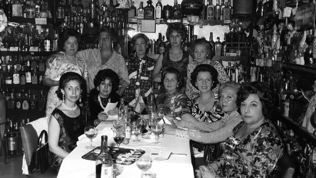 En el Bar Chicote de Madrid. De pie, de izquierda a derecha: Gloria Calvo, mujer sin identificar, Adelaida Las Santas, mujer sin identificar y Carolina D'Antin; sentadas: Felisa Sanz, María Paz Viloria, Marisa Chicote, Lola P. Quincoces, mujer sin identificar y Acacia Uceta