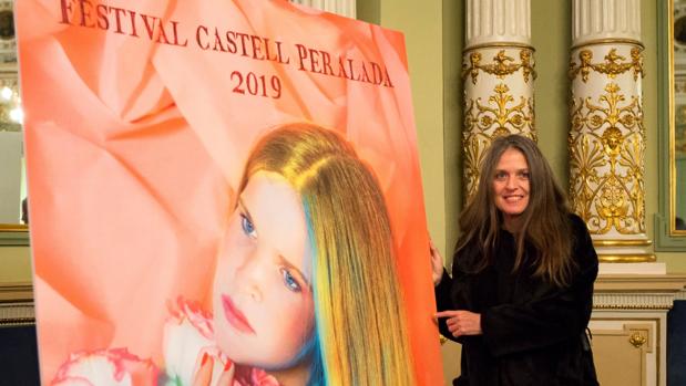 La artista Ouka Leele posa con el cartel que ha realizado para la 33 edición del Festival Castell de Peralada