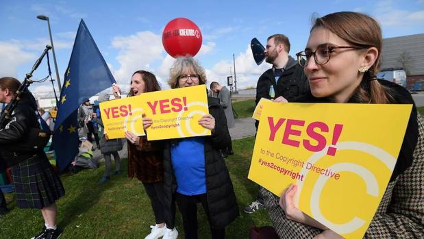 Manifestantes a favor de la directiva, este martes en Bruselas