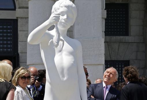 François Pinault contempla en 2009 en la Punta della Dogana de Venecia «Chico con rana», de Charles Ray