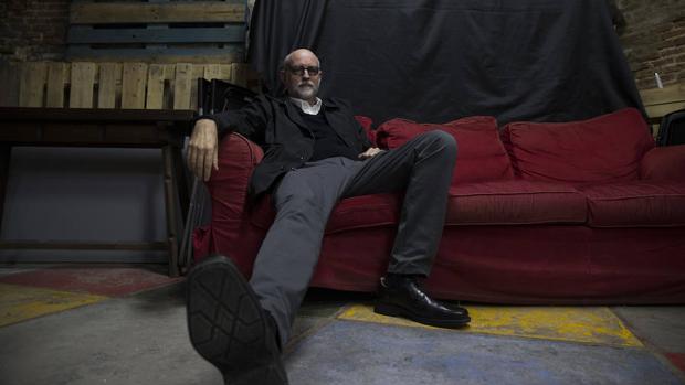 Daniel Clowes se relaja durante su reciente paso por Madrid
