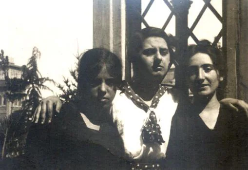 Marga Villegas, Rosa Chacel y Victorina Durán, en las Escuelas Aguirre