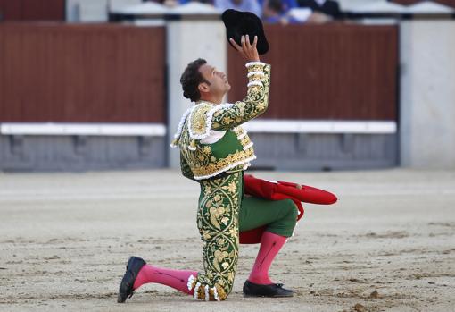Ferrera, rodilla en tierra, brinda al cielo la faena de las pasiones desatadas