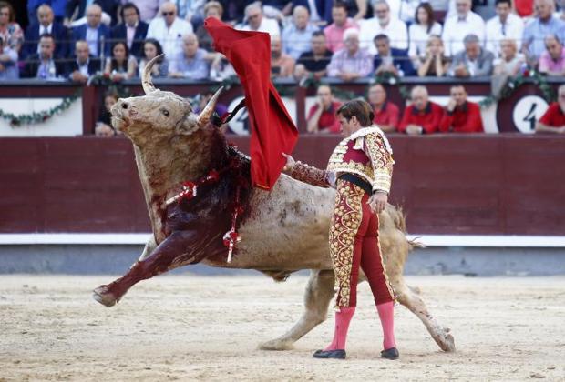 El Juli, en un pase de pecho al jabonero quinto