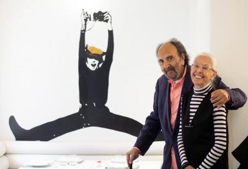 El Premio Nacional de Fotografía 2018, Leopoldo Pomés, posa junto a su compañera profesional Karin Leiz antes de presentar su libro autobiográfico, «No era pecado»