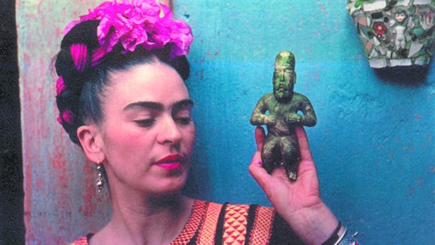 Frida Kahlo, fotografiada en Coyoacán (México)