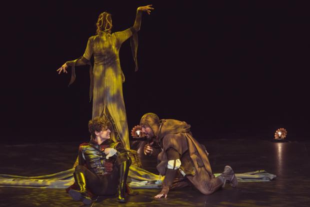 Una escena de la obra «Todas hieren y una mata»