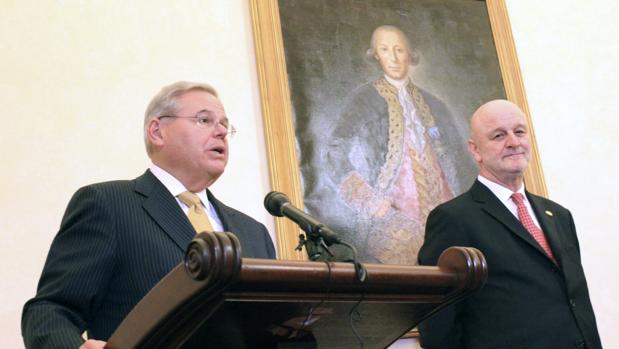Robert Menéndez cuando colgaron el retrato de Bernardo de Gálvez en el Capitolio