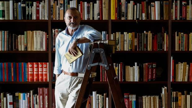 Pérez-Reverte en su casa de Madrid