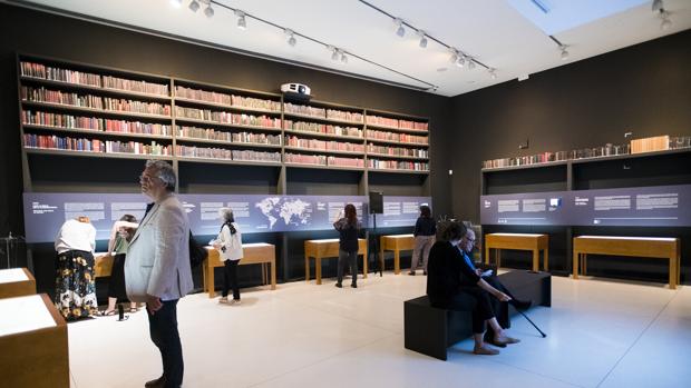 La colección está compuesta por 1600 Biblias