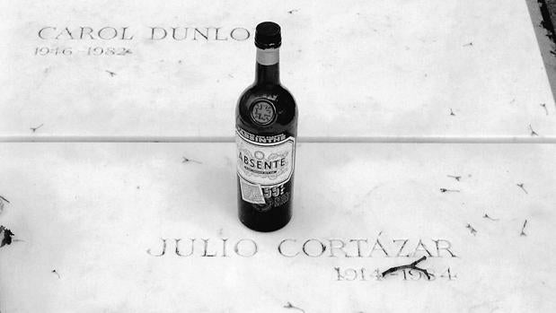 La tumba de Julio Cortázar en Montparnasse (París)