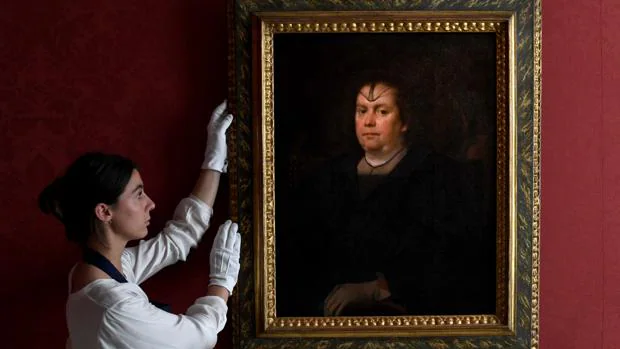 Una empleada de Sotheby's sujeta el retrato de Olimpia Pamphilj que pintÃ³ VelÃ¡zquez
