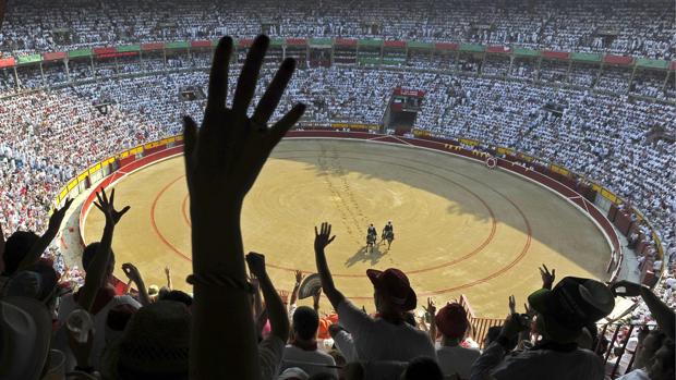 Lleno en los tendidos de la plaza de toros de Pamplona