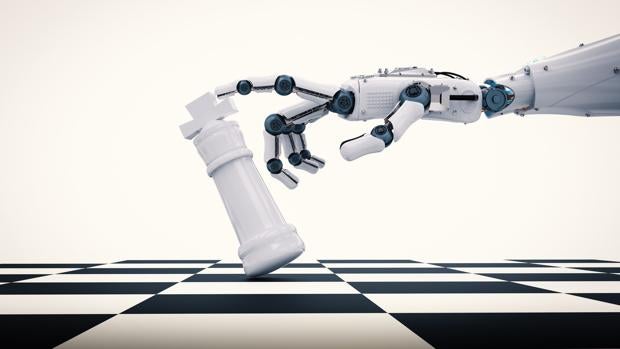Mano de robot tirando ficha de ajedrez