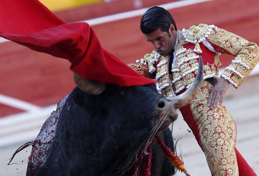 Emilio de Justo, en un pase de pecho