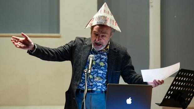 José Iges durante una de sus «present-acciones»