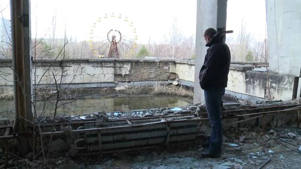 Un turista visita Chernóbil