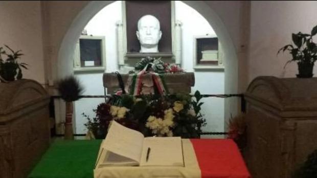 La cripta en la que descansan los restos de Mussolini