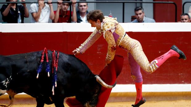 Juan Leal, en el momento de la estocada