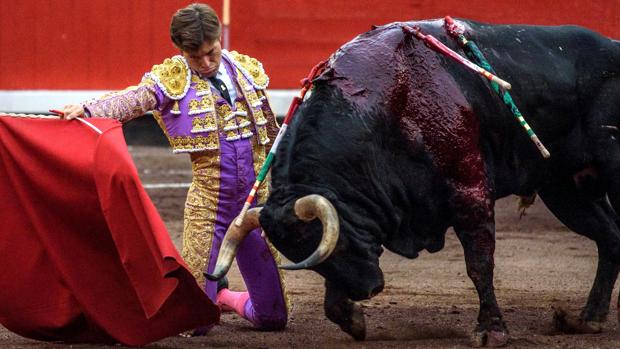 Juan Leal inicia de rodillas su faena al quinto toro