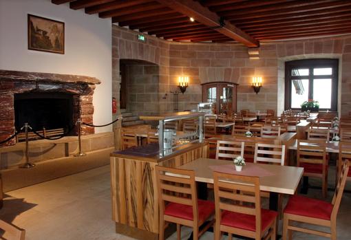 En el interior del restaurante se puede apreciar todavía la rica chimenea de mármol que Benito Mussolini regaló a Adolf Hitler