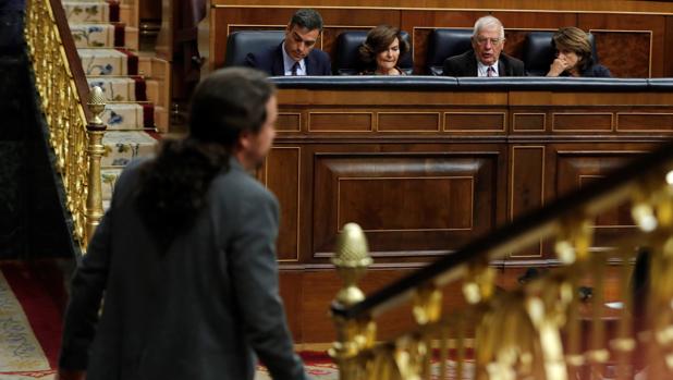 Pablo Iglesias pasa ante los miembros del Gobierno Pedro Sánchez, Carmen Calvo, Josep Borrell y Dolores Delgado