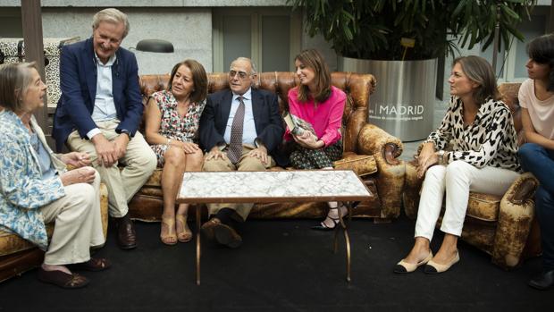 Andrea Levy y Emilio del Río recibieron en el Palacio de Cibeles la visita de Luis Verde, bisnieto de Galdós, y su mujer; y varias integrantes de la asociación Galdosistas de las Comendadoras