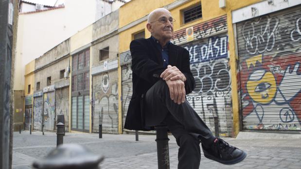 José Sanchis Sinisterra, en el barrio de Lavapiés de Madrid, en las puertas de La Corsetería