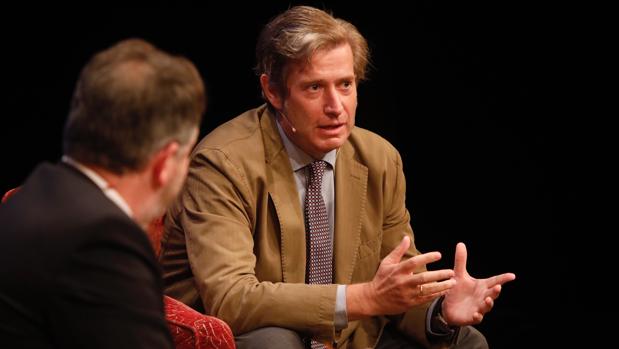 Bieito Rubido, en primer plano, y Javier Gomá, durante el diáologo sobre el libro «Dignidad»