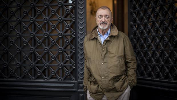 El escritor Arturo Pérez-Reverte, fotografiado en la entrada de la RAE