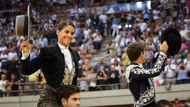 Lea Vicens y Guillermo Hermoso de Mendoza se marchan en volandas