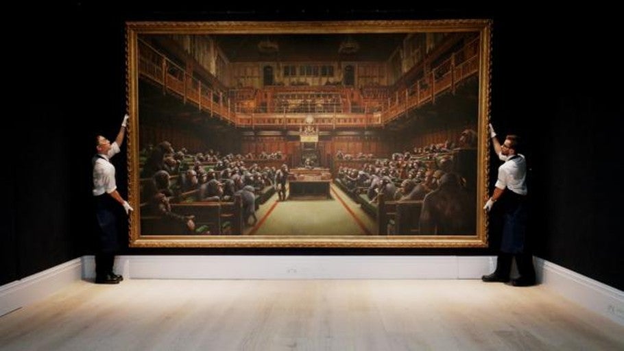 El Parlamento británico lleno de chimpancés de Banksy se vende por 11 millones de euros