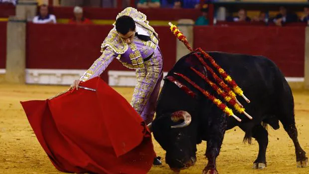 Paco Ureña, en un largo derechazo al quinto toro