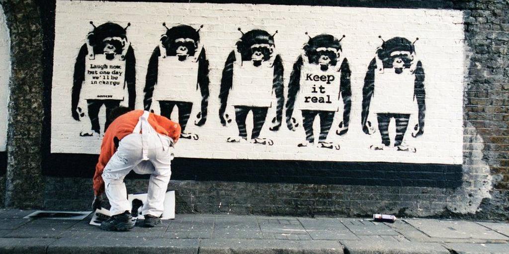 Ven la luz las primeras fotos de Banksy, pero no se ve su rostro