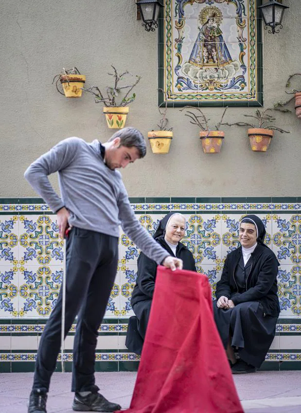 Las madres Francisca y Elisa, bajo la imagen de la Virgen de los Desamparados, bendicen el toreo de salón del Niño de las Monjas