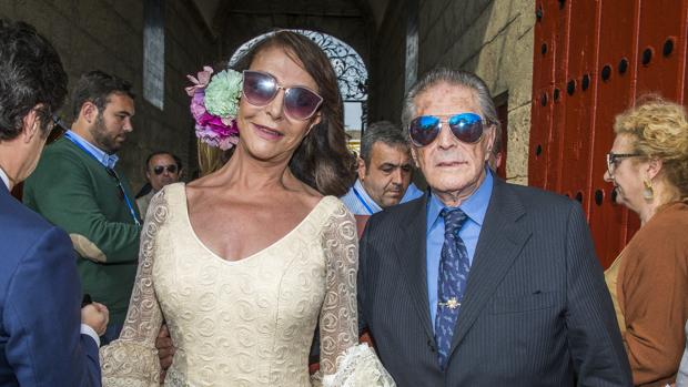 Jaime Ostos, con María Ángeles Grajal, el pasado año en la Maestranza