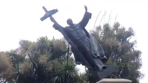 Momento en el que cae la estatua del misionero español en San Francisco