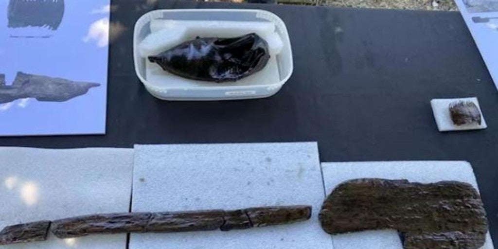 Encuentran una pala de madera y un zapato del siglo VI en un pozo visigodo en Cataluña