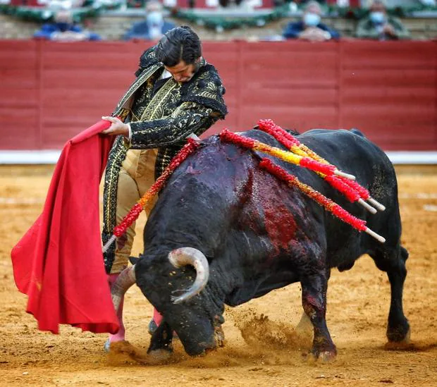 Morante de la Puebla, en el inicio de un pase de pecho